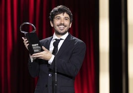 Pedro Martín Calero recibe el premio al mejor director por 'El llanto', compartido con Laura Carreira.