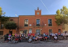 Los participantes en la marcha retrociclista 'La Cigales' frente al ayuntamiento de la localidad