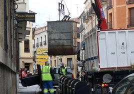 Un camión y operarios del servicio de recogida de residuos en Segovia.