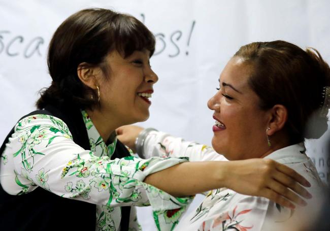 Jenifer de la Rosa (izquierda) abraza a su hermana biológica Ángela Johana, cuando se reencontraron en 2019 en Bogotá 34 años después de la catástrofe que las separó y borró del mapa la localidad de Armero.