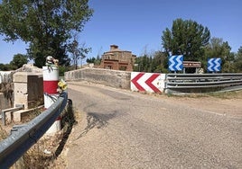 Flores y peluches junto al puente que recuerdan el fatídico accidente de agosto de 2012.