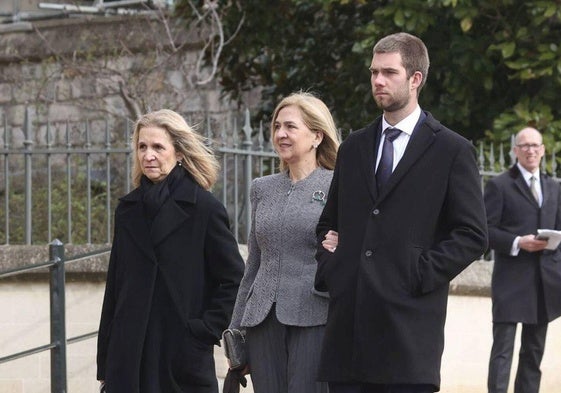 Juan Urdangarín junto a su madre, la infanta Cristinia, y su tía la infanta Elena.