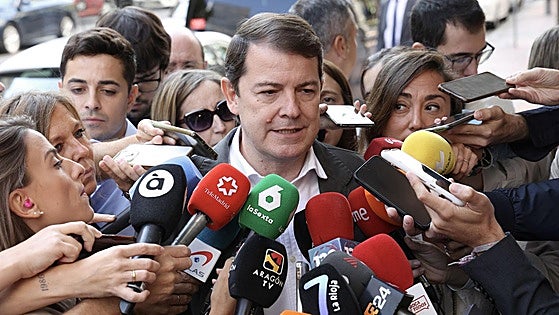 Mañueco anuncia la construcción de 1.000 viviendas públicas para jóvenes en el medio rural