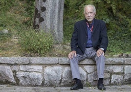 José María Merino en los jardines del Palacio de la Magdalena en Santander.