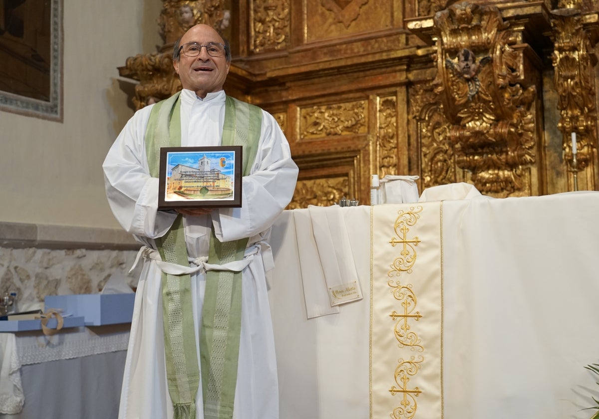 Marco Alberto Medina, párroco de Campaspero, con los regalos de los vecinos entregados en su homenaje.