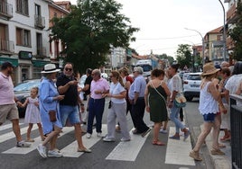 Peatones cortan el tráfico de forma intermitente en la travesía de San Rafael.