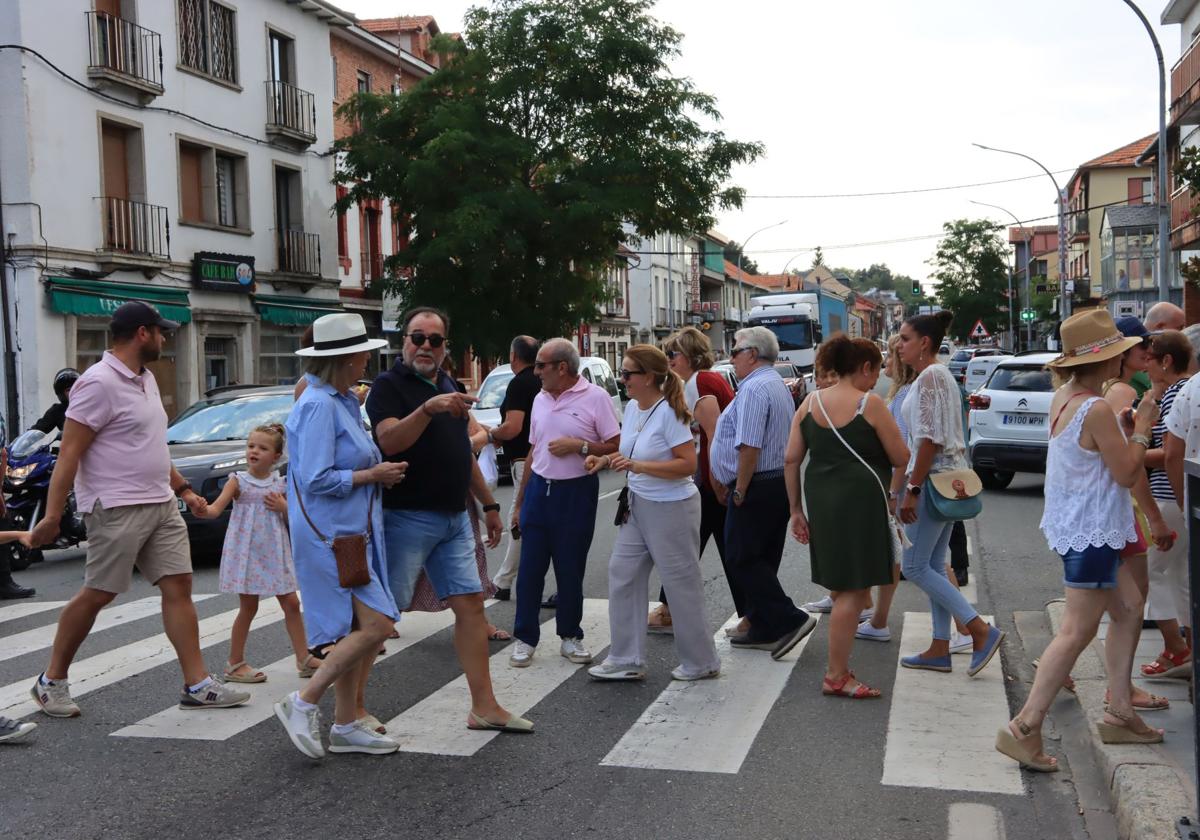 Peatones cortan el tráfico de forma intermitente en la travesía de San Rafael.