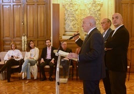 Carnero con los ingenieros de la empresa Eficia Juan Ayres y Pedro Vizeu, durante la exposición del documento.