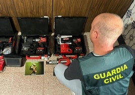 Un agente de la Guardia Civil custodia algunas de las herramientas sustraídas.