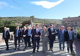 Los representantes institucionales recorren las calles de Brañosera.