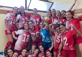 Foto de familia de jugadoras del Carbonero con un trofeo.