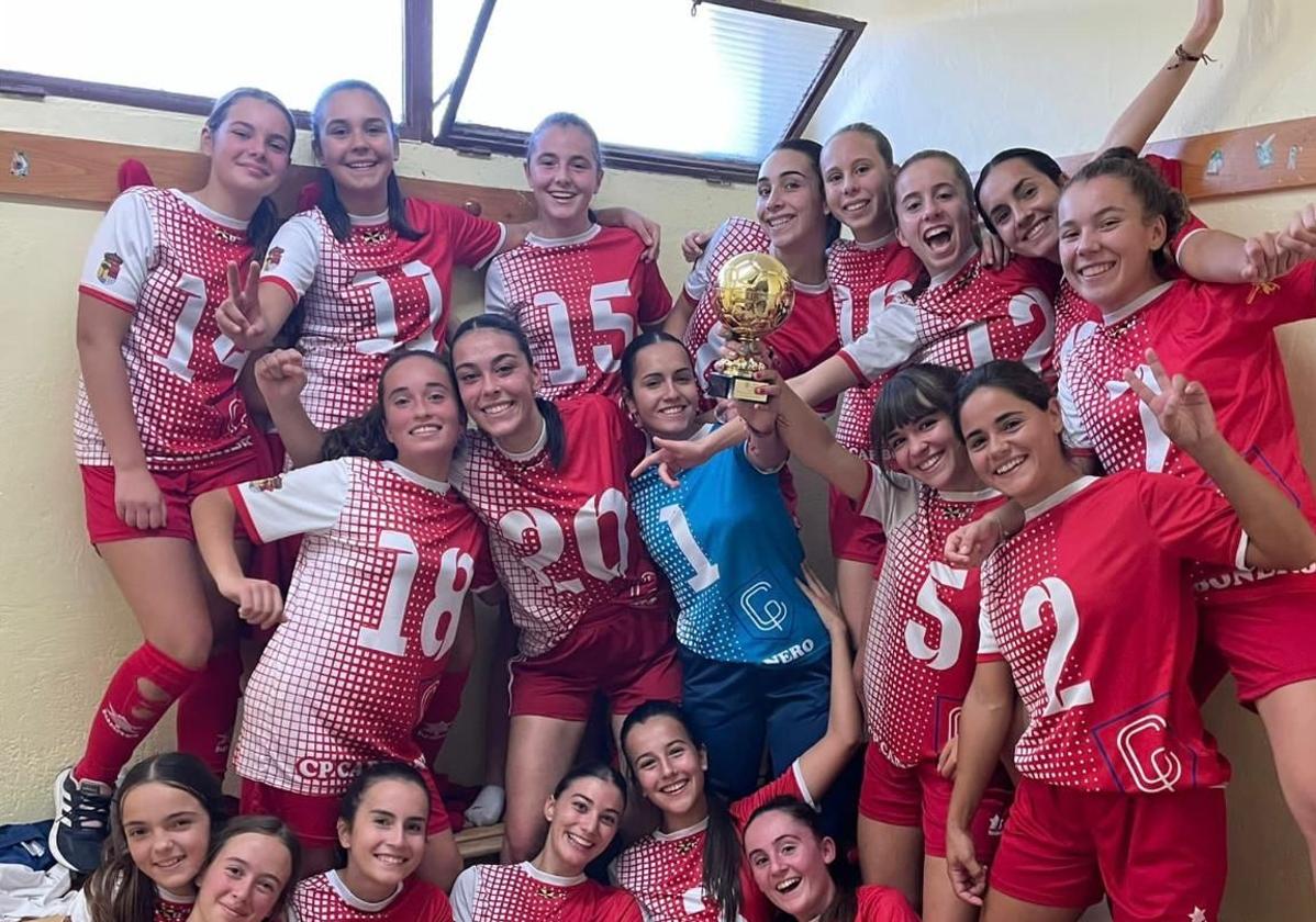 Foto de familia de jugadoras del Carbonero con un trofeo.