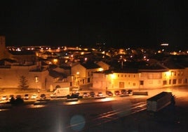 Vista panorámica nocturna de Cuéllar iluminada.