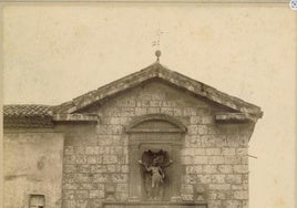 Puerta de entrada del Hospital General de la Resurrección, derribado en 1890.