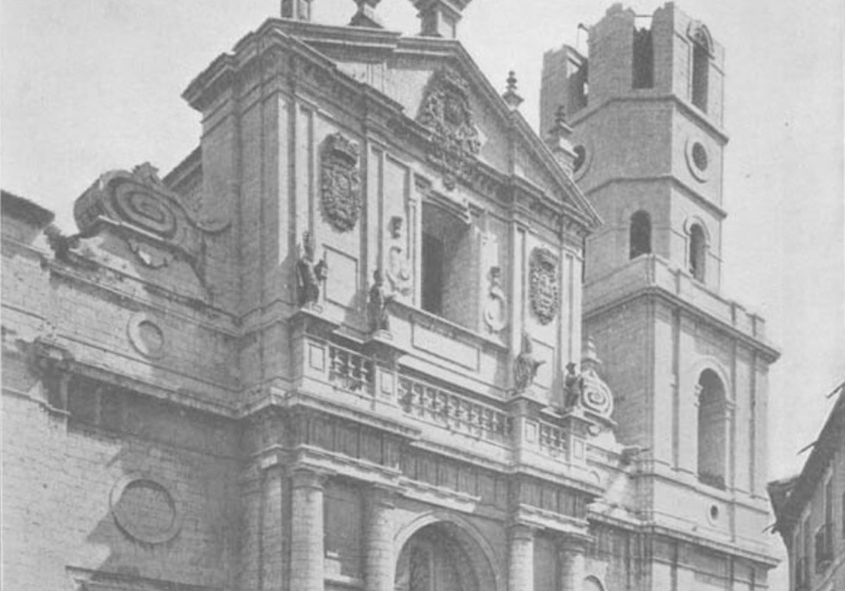 Fachada de la catedral de Valladolid con la torre en construcción.