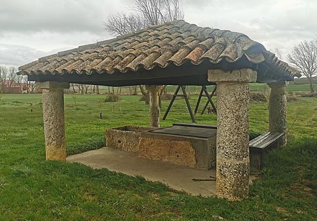 El pozo de la ermita del Villar en Gallegos de Hornija se caracteriza por su curioso tejadillo sobre columnas de piedra.