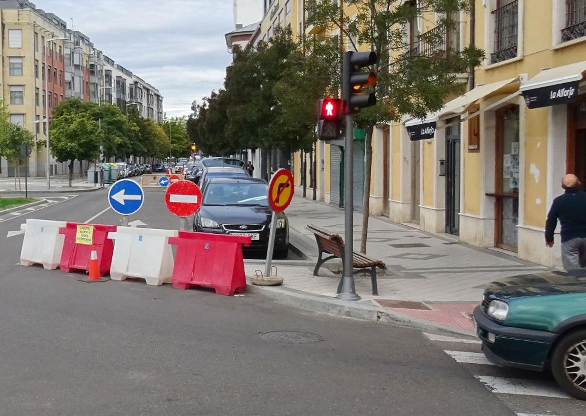 Imagen secundaria 1 - Arriba, obras de urbanización de la calle García Valladolid, Debajo, a la izquierda, el vial cortado de Estación desde Ferrocarril hacia García Valladolid. A la derecha, el otro tramo cerrado de acceso a García Valladolid por Estación (desde Colón).