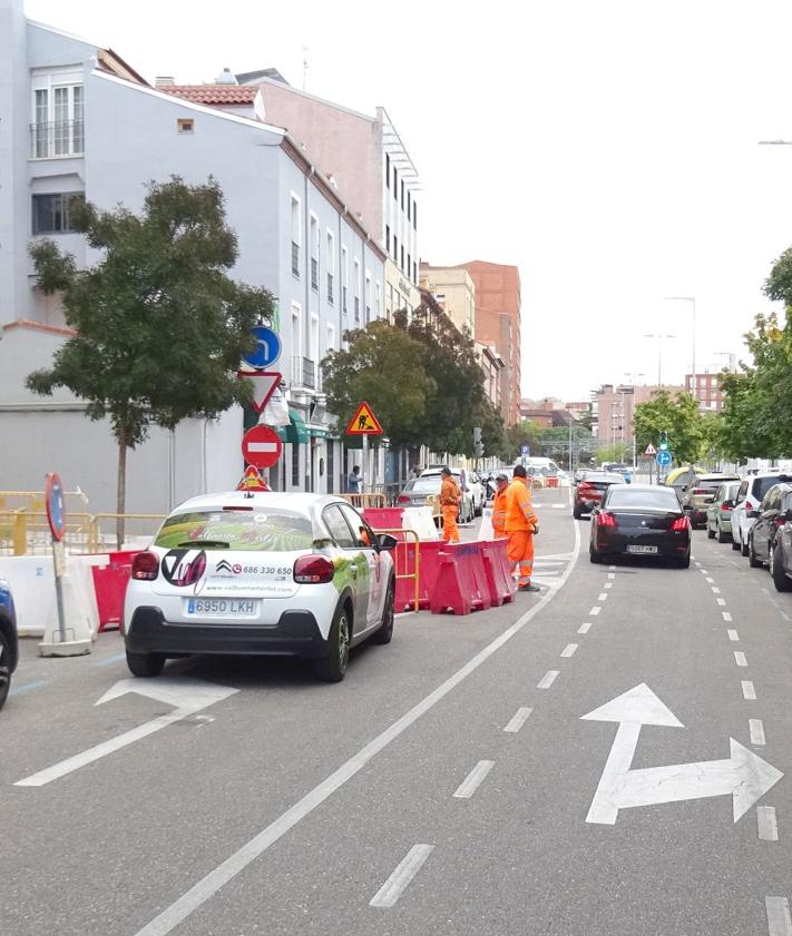 Imagen secundaria 2 - Arriba, obras de urbanización de la calle García Valladolid, Debajo, a la izquierda, el vial cortado de Estación desde Ferrocarril hacia García Valladolid. A la derecha, el otro tramo cerrado de acceso a García Valladolid por Estación (desde Colón).