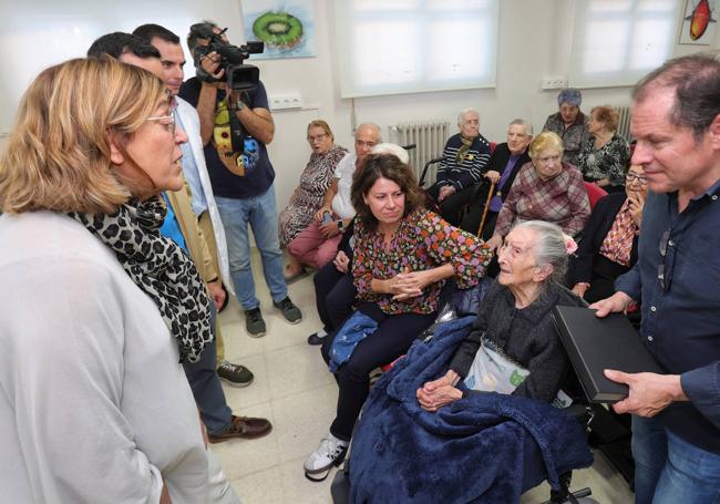 La Diputación homenajea a Petra Rodríguez, de 101 años, y residente en el geriátrico San Telmo.