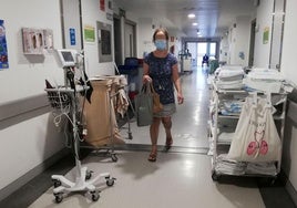 Una mujer con mascarilla circula por una planta del Hospital General de Segovia.