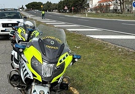 Imagen de archivo de una moto de Tráfico en Segovia.