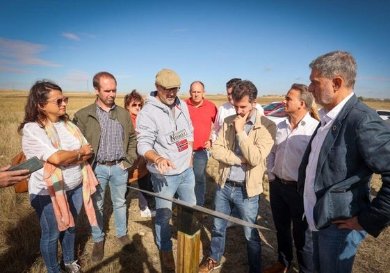 Visita de representantes socialistas, este martes, a los yacimientos de Armuña y Bernardos.