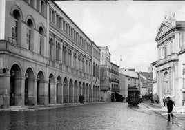 El Teatro Calderón y la iglesia de Nuestra Señora de las Angustias a principios del siglo XX.