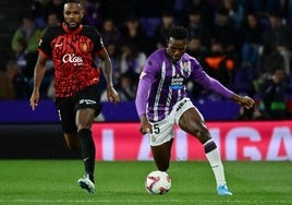 Juma Bah controla la pelota ante Cyle Larin durante el último Real Valladolid-Mallorca.