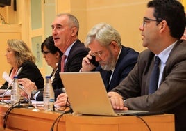 El alcalde de Segovia, José Mazarías (centro), junto a sus concejales, durante la sesión plenaria.