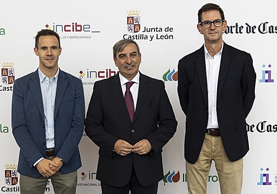 Antonio Ibáñez (director general de Telecomunicaciones y Administración Digital de la Junta), José Luis Sanz (consejero de Movilidad y Transformación Digital) y Goyo Ezama (director general de El Norte de Castilla)