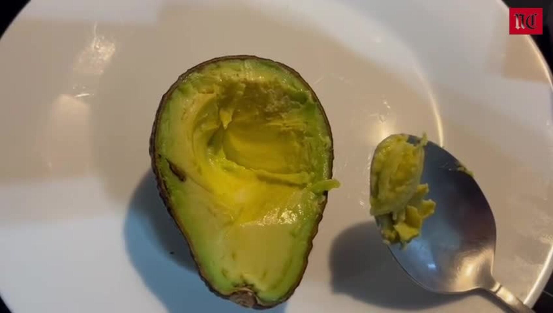 Aguacate con huevo y beicon en tres minutos