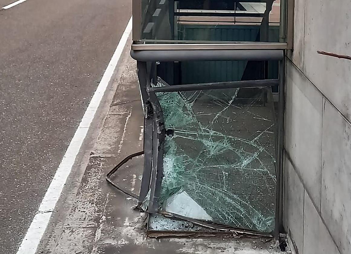Estado en el que ha quedado la cristalera de parking de la avenida de Palencia.