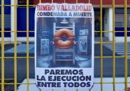 Cartel contra el cierre colocado en el exterior de la factoría de Bimbo en Valladolid.