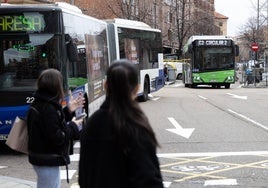 Dos mujeres esperan la llegada un autobús de Auvasa en Valladolid.