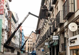 Operarios comienzan con la instalación del cableado, este miércoles en la calle Platerías.