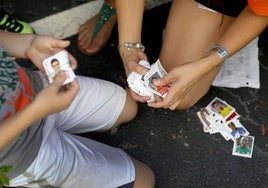 Intercambio de cromos de fútbol.