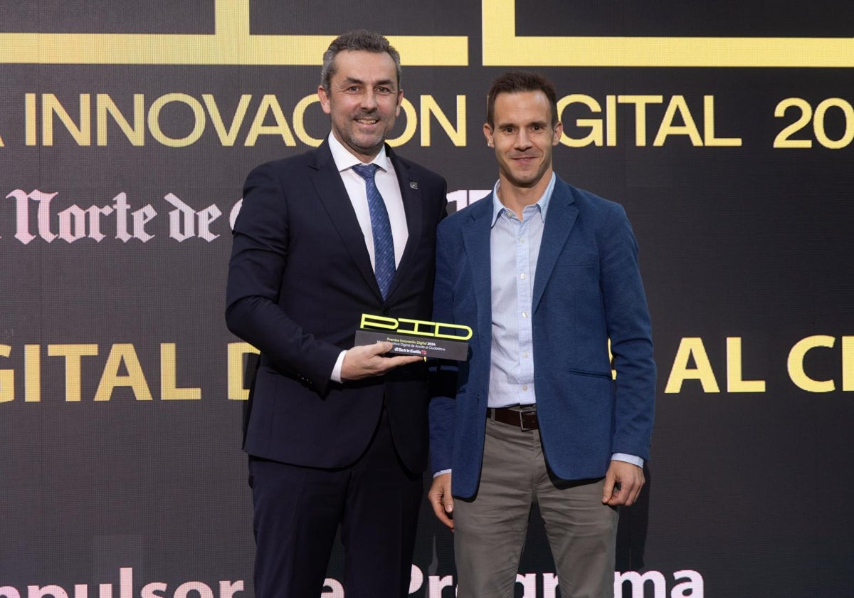 Fernando Suárez, Presidente del Colegio Profesional de Ingeniería Informática de Galicia, recoge el premio.