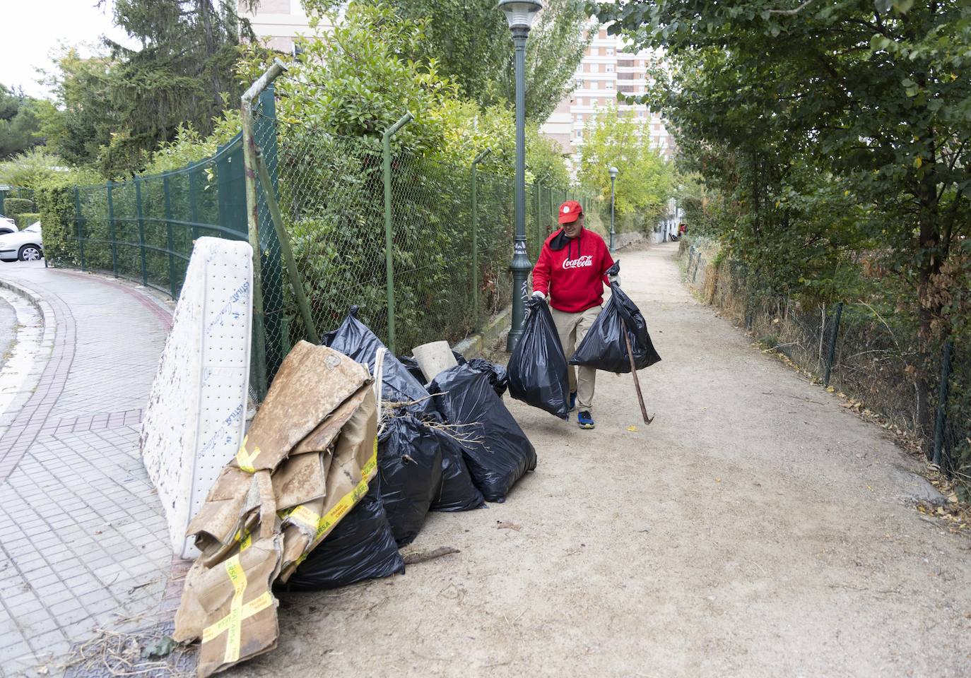 Limpieza de la senda del Pisuerga junto al Palacio de la Ribera