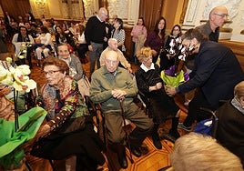 Los nuevos centenarios de Valladolid reciben su obsequio en el salón de recepciones del Ayuntamiento de Valladolid.