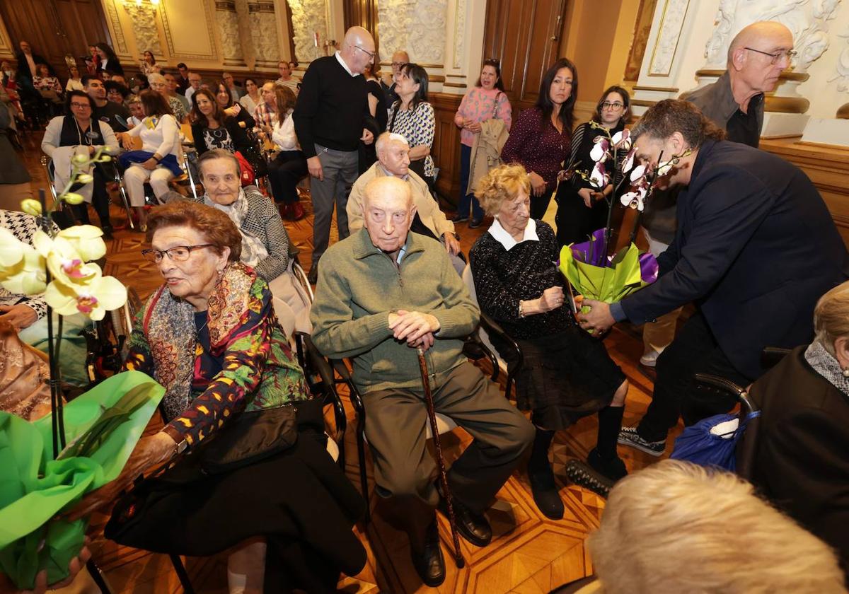 Los nuevos centenarios de Valladolid reciben su obsequio en el salón de recepciones del Ayuntamiento de Valladolid.