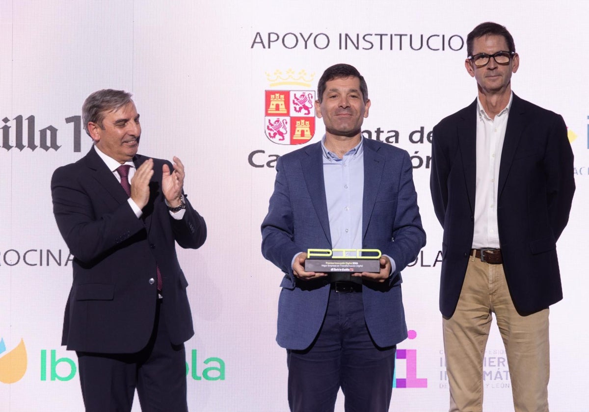 Paco Hevia, Director Corporativo, recoge el premio.