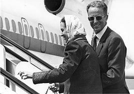 Los reyes de Bélgica, Balduino y Fabiola, fotografiados en el aeropuerto de Granada de vuelta a su país tras pasar unos días de vacaciones.