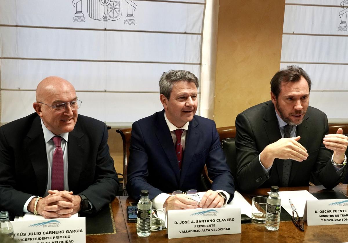 Jesús Julio Carnero, alcalde de Valladolid, José Antonio Santano, secretario de Estado, y Óscar Puente, ministro de Movilidad, en una reunión del Consejo de Administración de la sociedad Valladolid Alta Velocidad.