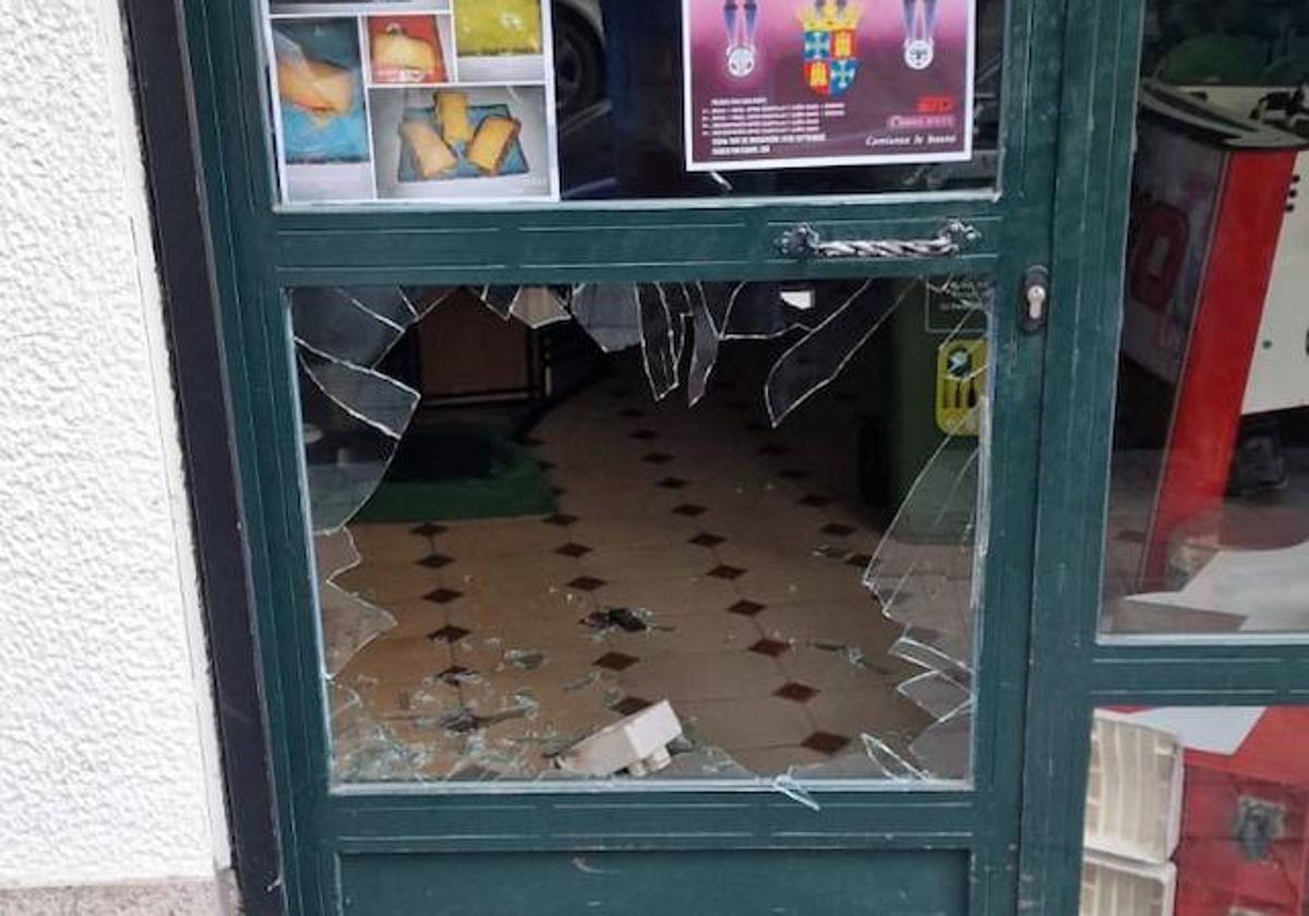 Cristal de la puerta fracturado para acceder al bar robado.