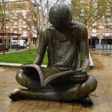 Qué lee Elisa, la niña de la plaza de las Batallas de Valladolid