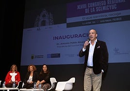 El jefe de UCI del Hospital de Palencia, Antonio Álvarez, en la inauguración del congreso regional de medicina interna, este jueves.