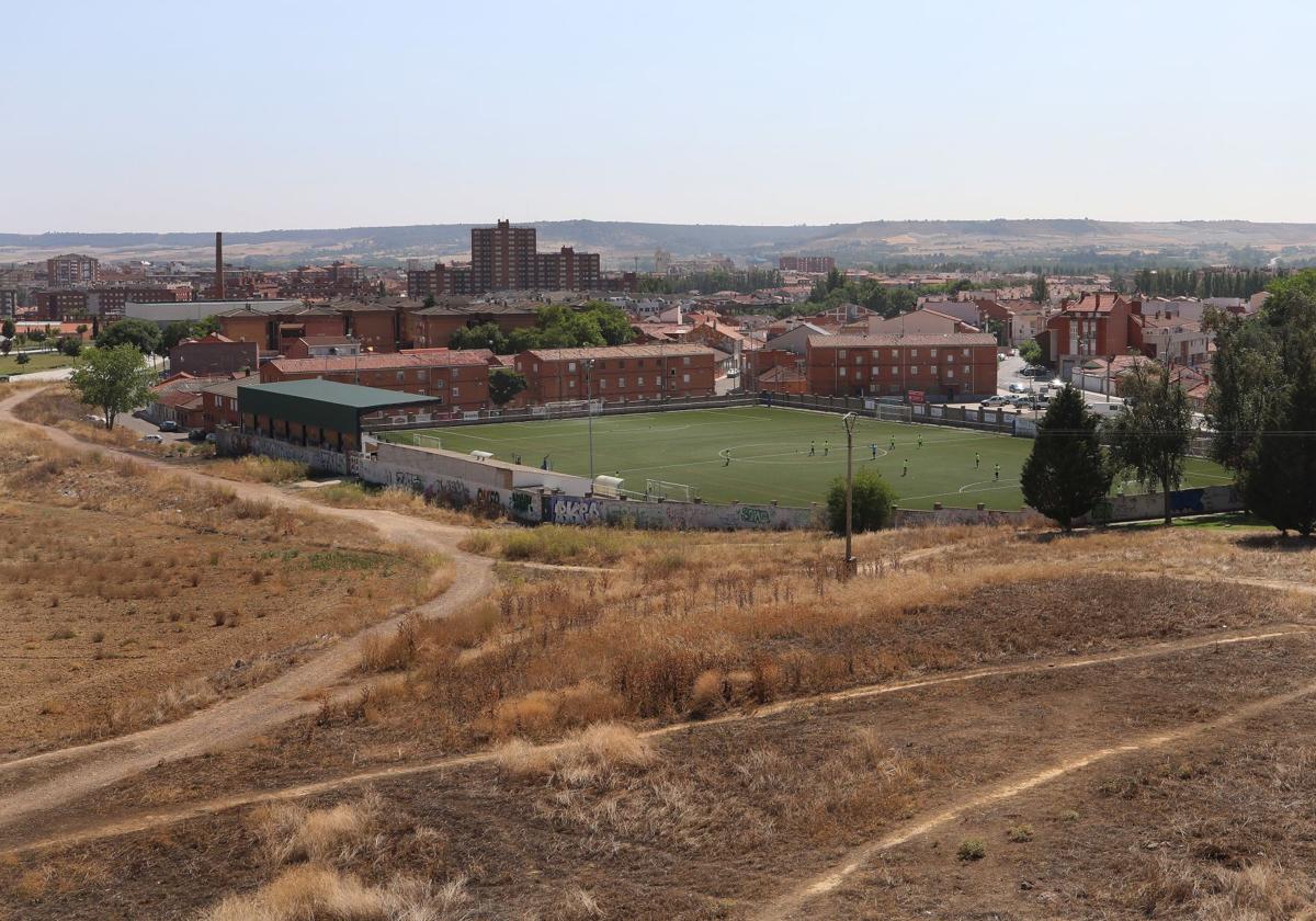 Terrenos en los que se pretende construir el aparcamiento, junto al campo del Otero.