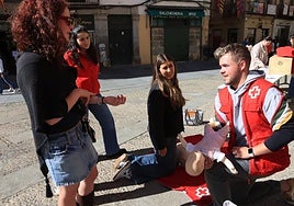 Actividad de voluntarios de la Cruz Roja en Segovia, en San Martín, este jueves por el Día de la Banderita.