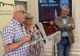 Dos actores del grupo Festeamus, en la presentación de la muestra ante la mirada del diputado provincial.