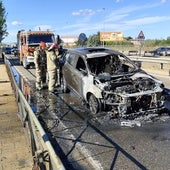 Un coche acaba envuelto en llamas mientras transitaba por la VA-20